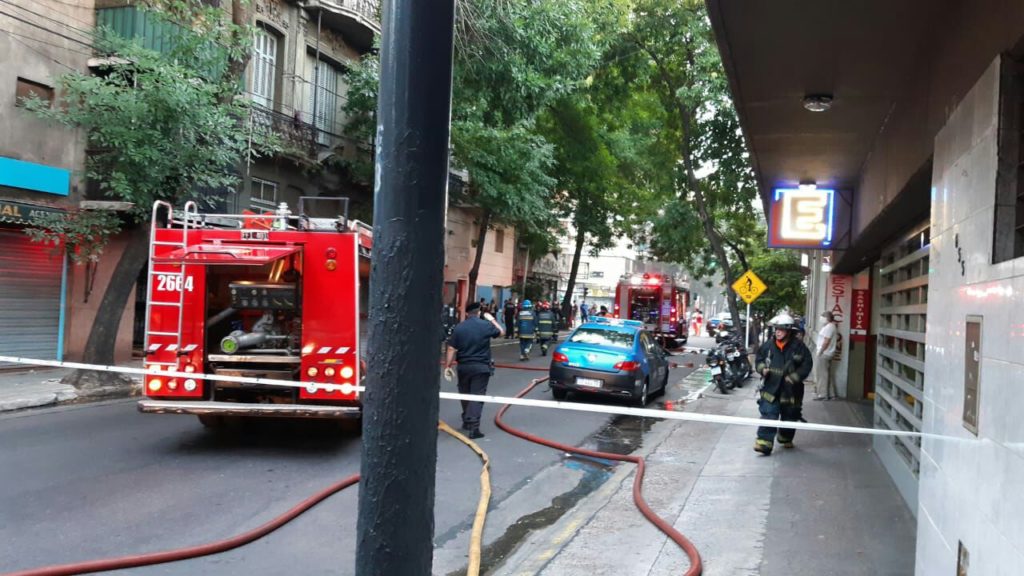 Incendio en Combate de los Pozos al 600: al menos siete personas