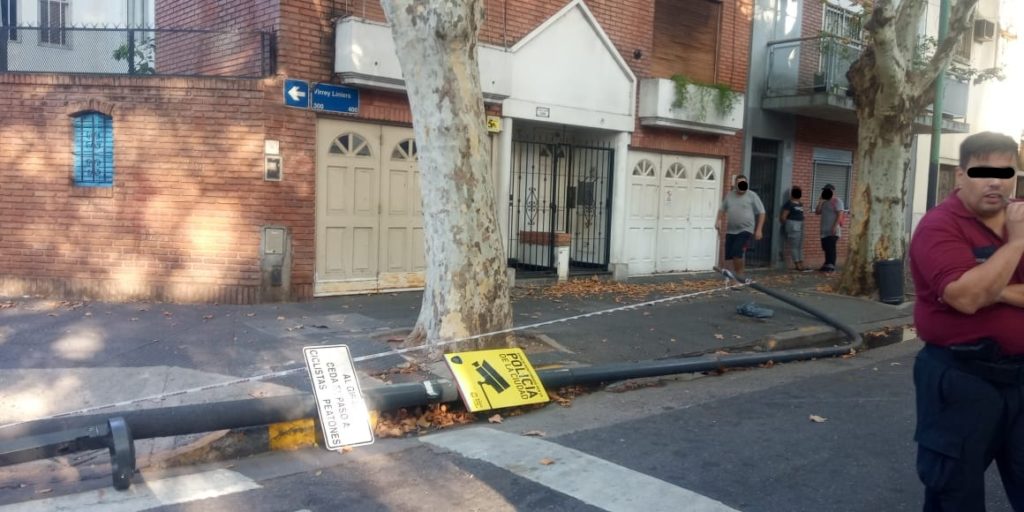 Se cayó un poste de luz sobre una en Virrey Liniers y Moreno